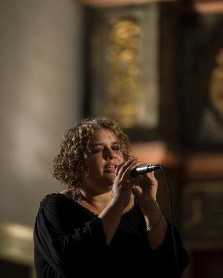 KONCERT: ŽIVÁ, ČÁSTEČNĚ INTERAKTIVNÍ PERFORMACE S RIDINOU AHMEDOVOU A UČITELI ZUŠ NOVÁ PAKA