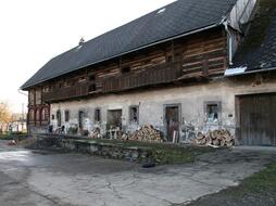 Maškova chalupa, dvůr