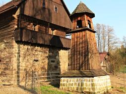 Malownicza dzwonnica z rokiem 1849