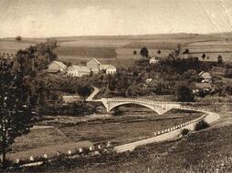  Historický snímek místní části obce a mostu