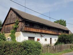 Dom nr 1 - najstarszy budynek we wsi, zachowany dom zrębowy z przełomu XVII i XVIII w.