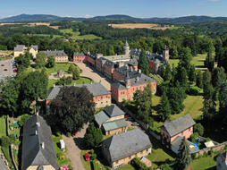 Widok Sychrov z lotu ptaka