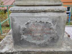 Sockel des gusseisernen Kreuzes in Slaná