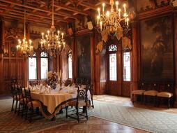 Duża zamkowa jadalnia