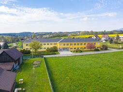 szkoła podstawowa w części Nechálov