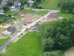 Příšovice „Na Cecilce“: letecký pohled na výstavbu domů na pohřebišti z pozdní doby bronzové (10.-9. stol. n.l.); stav v roce 2006