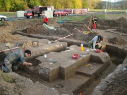 Příšovice „Na Cecilce“: výzkum žárového pohřebiště v pasech pro základy rodinných domů v roce 2005 provádějí technici Jiří Unger a Jakub Košek