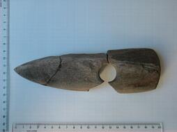 Příšovice: vrtaná kamenná sekera z amfibolového rohovce nalezená na neolitickém sídlišti v roce 2007