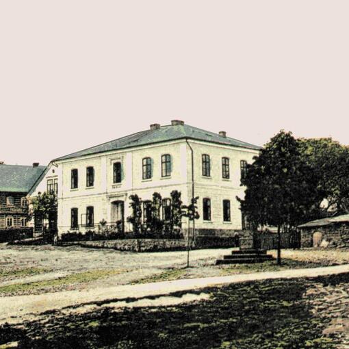 Bozkovská škola na staré pohlednici